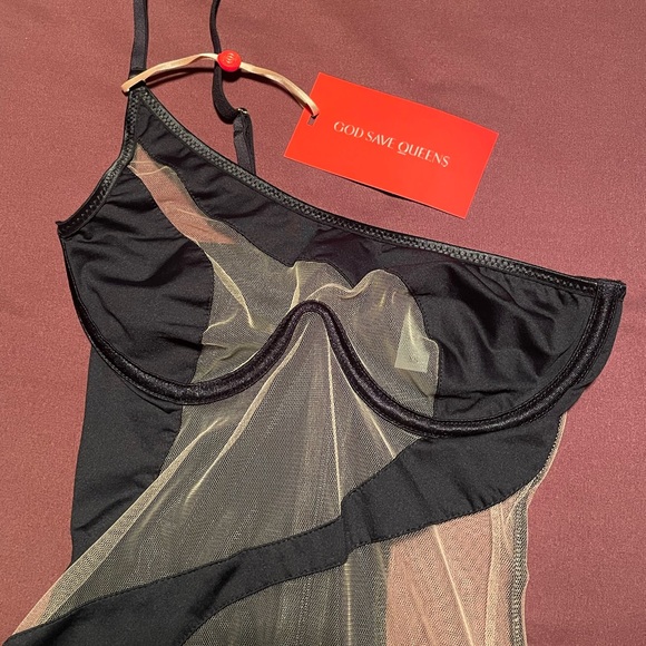 God Save Queens Carmen Dress - Picture 2 of 3